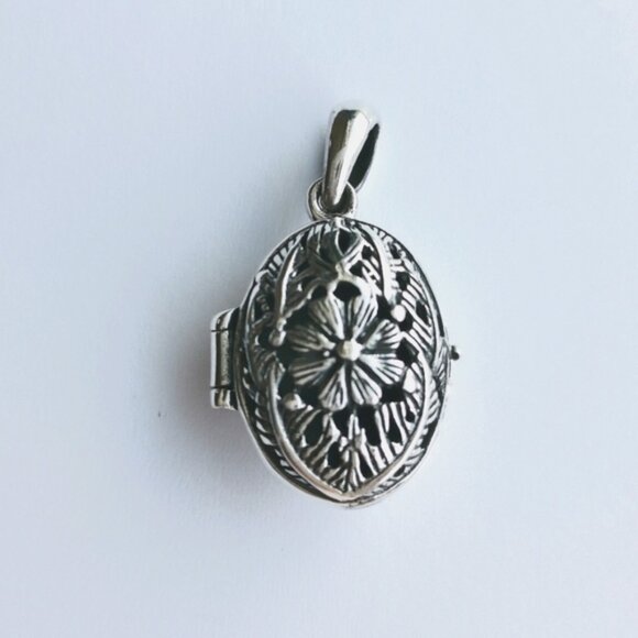 VINTAGE Sterling Silver flower filigree locket pendant - Picture 2 of 5